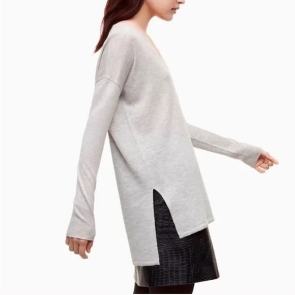 Aritzia Sweaters - Aritzia Babaton Erin V-Neck Linen Sweater Size Small